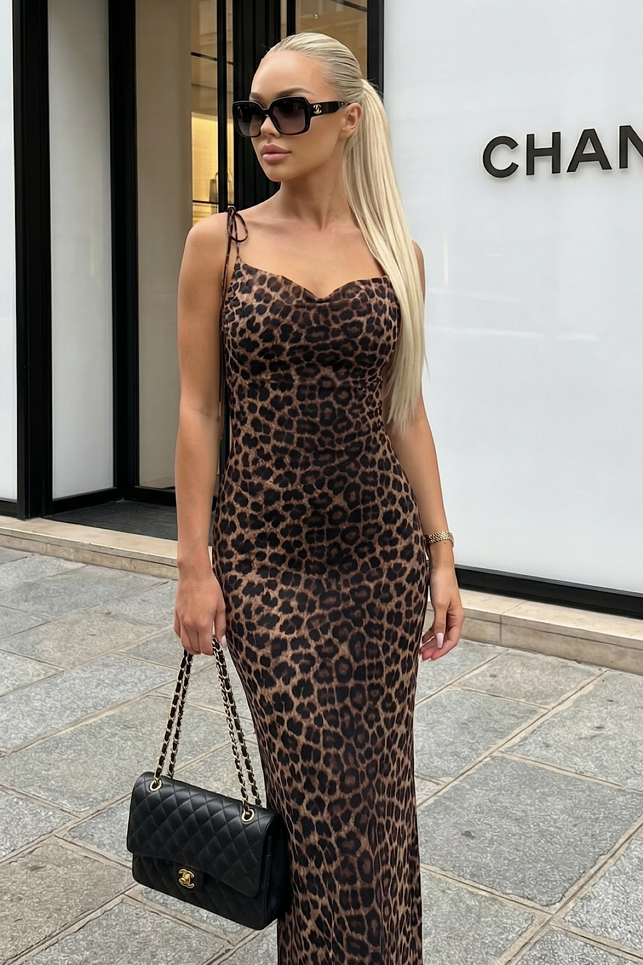 BACKLESS dress